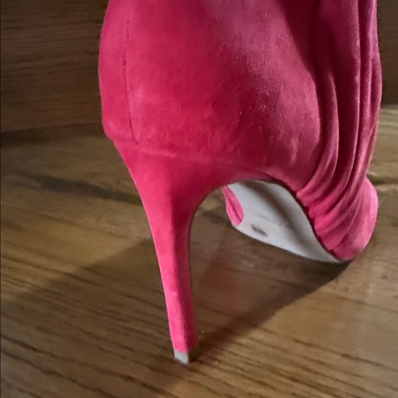 Red Suede Peep-Toe Ankle Boots Vince Camuto - Picture 3 of 3